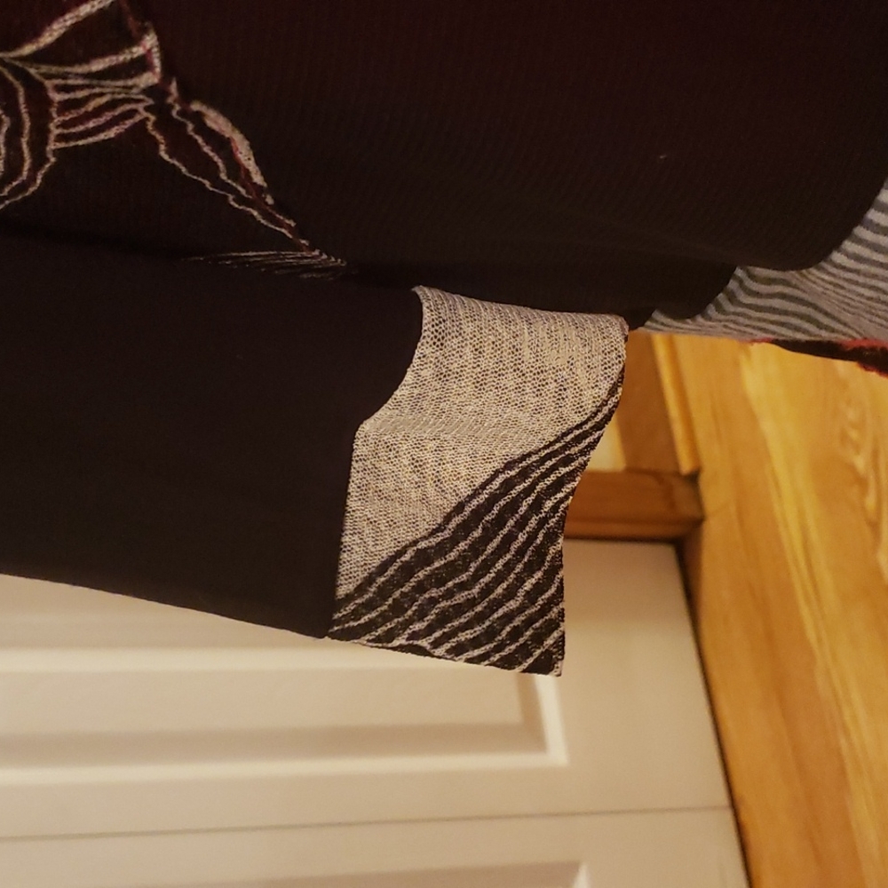 Abstract Top with Ruffle - Picture 4 of 6